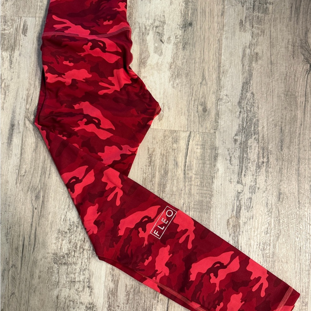 Fleo Red/Pink Camo El Toro Leggings Size Small